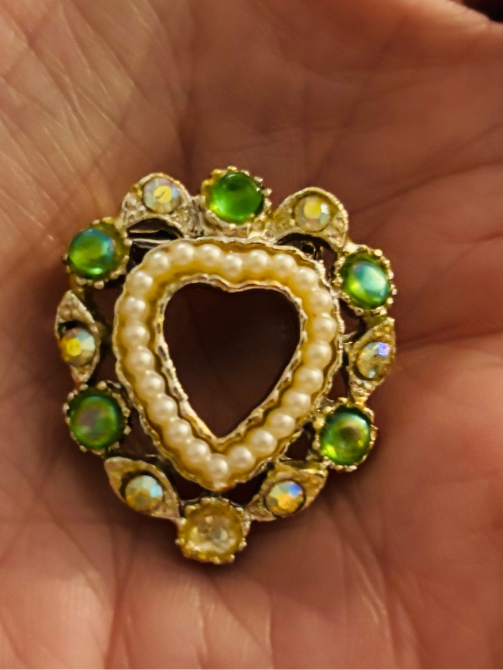 Brooch Heart-Shaped with Green Crystal Pearl Accents and Gold Tone NWOT - Picture 3 of 5